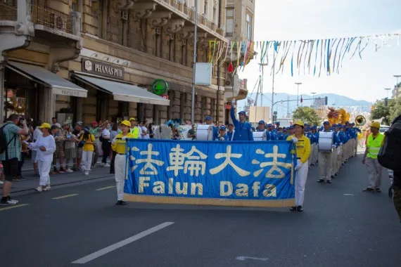 European Tian Guo Marching Band auf dem festlich geschmückten Korzo in Rijeka, 2022