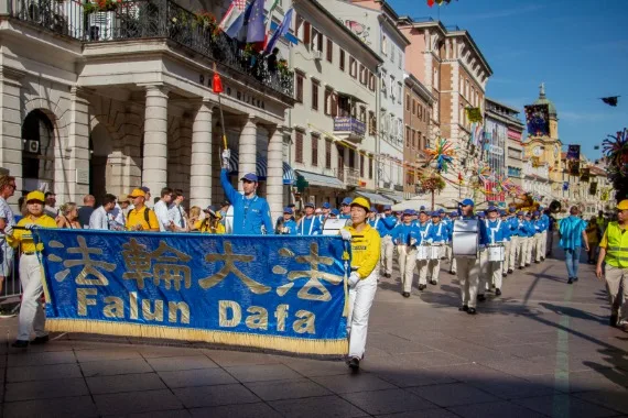 European Tian Guo Marching Band auf dem Korzo mit dem Stadtturm in Rijeka, 2022