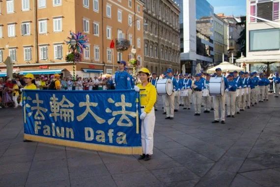 European Tian Guo Marching Band in Aufstellung auf dem Korzo in Rijeka, 2022