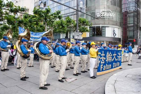Sousaphone und Blechbläser der European Tian Guo Marching Band in der Frankfurter Innenstadt, 2019