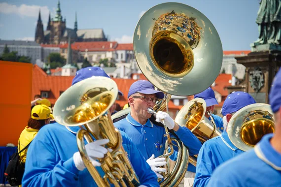 Sousaphonspieler der European Tian Guo Marching Band vor der Kulisse der Prager Burg mit dem Veitsdom, 2020