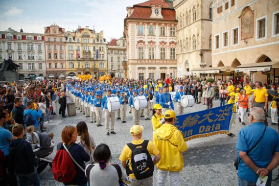 European Tian Guo Marching Band auf dem Altstädter Ring in Prag, umringt von Zuschauern vor den barocken Bürgerhäusern