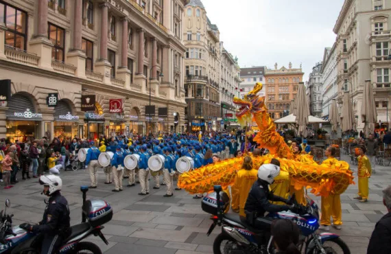 European Tian Guo Marching Band und Drachentanz in der Wiener Innenstadt, begleitet von Polizeimotorrädern