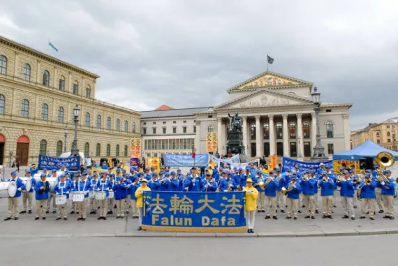 European Tian Guo Marching Band in Aufstellung vor dem Nationaltheater am Max-Joseph-Platz in München