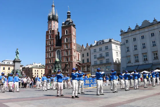 European Tian Guo Marching Band spielt auf dem Hauptmarkt in Krakau vor der Marienkirche